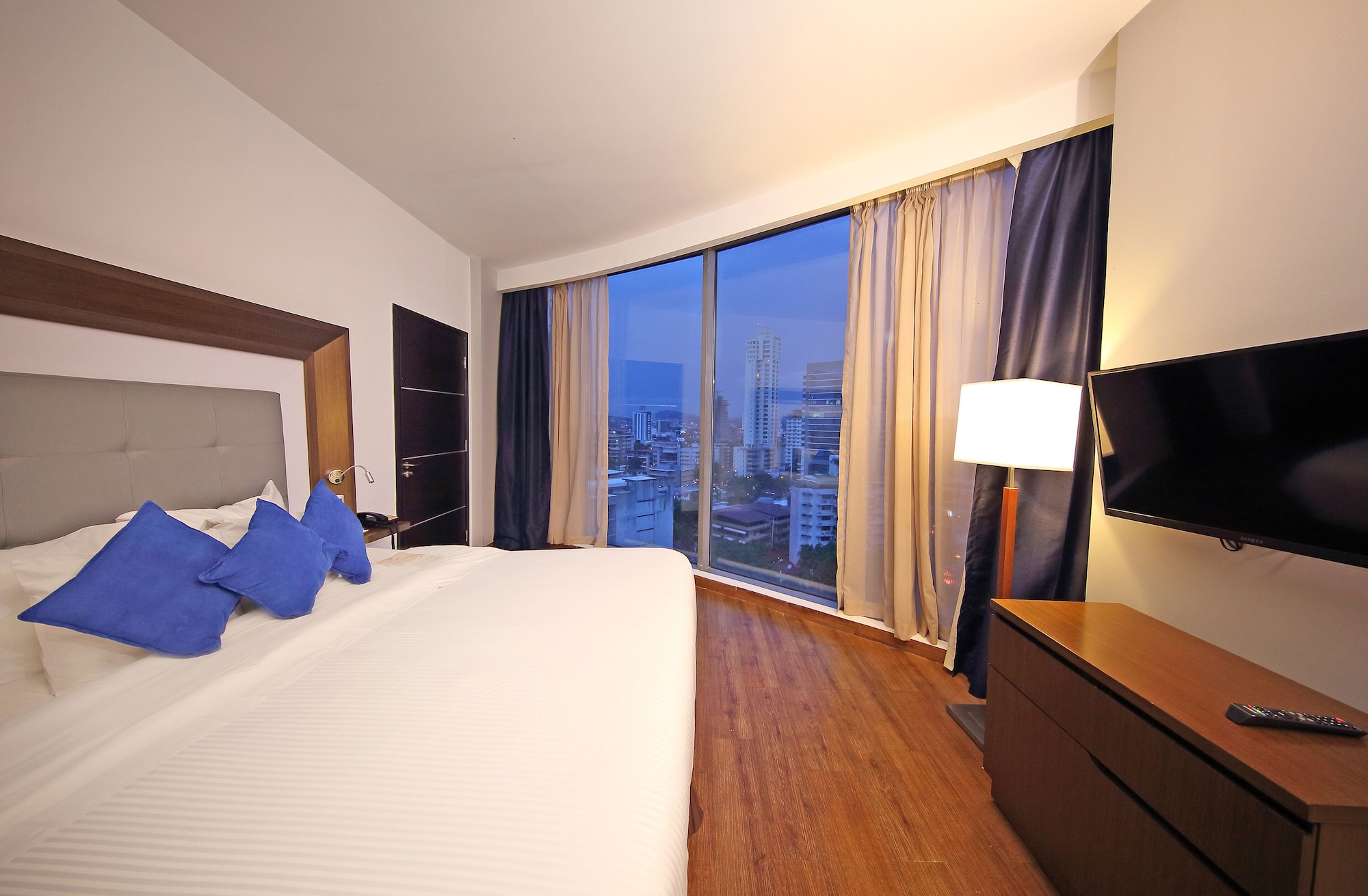 SUPERIOR, SUITE, KING BED