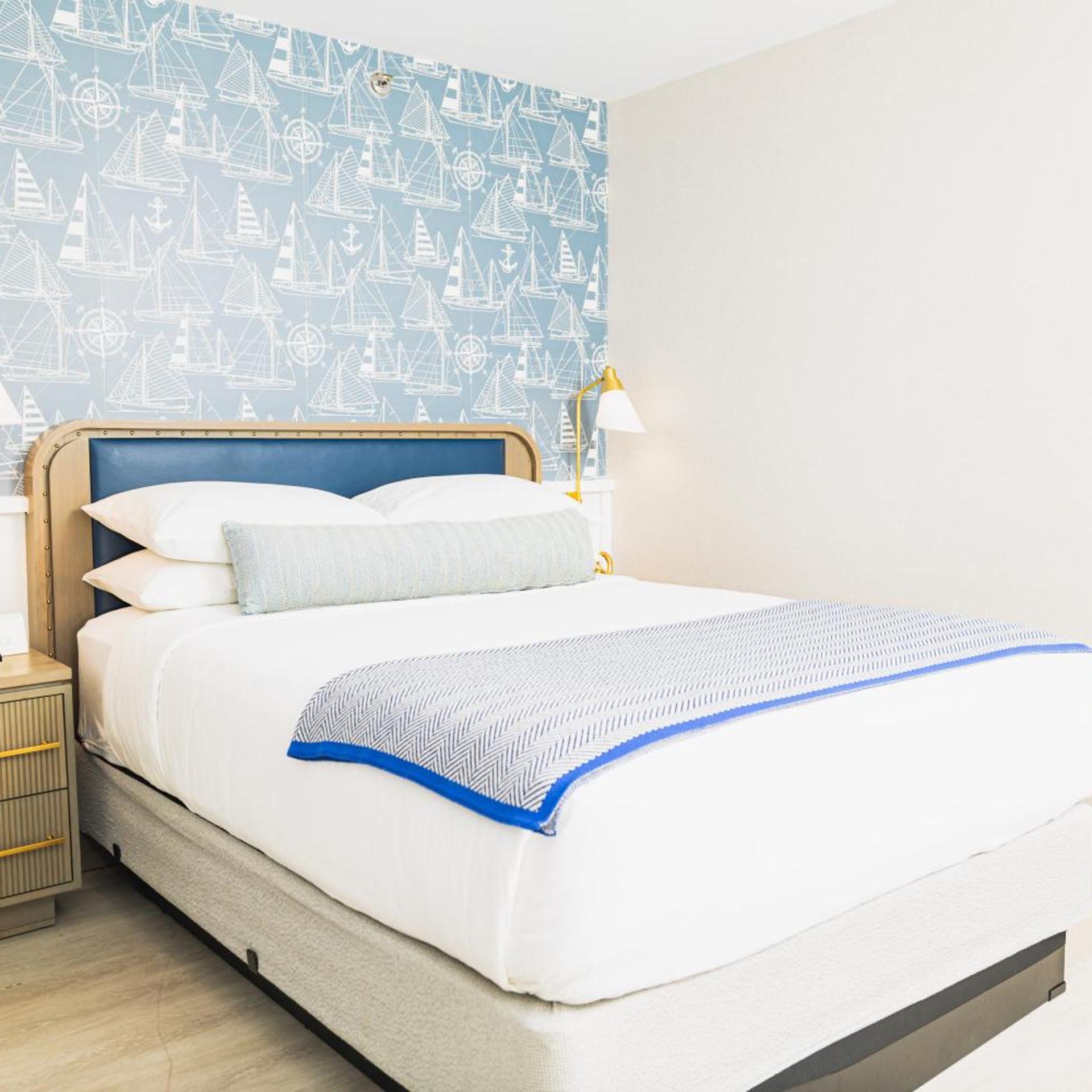 Standard, Queen Bed
