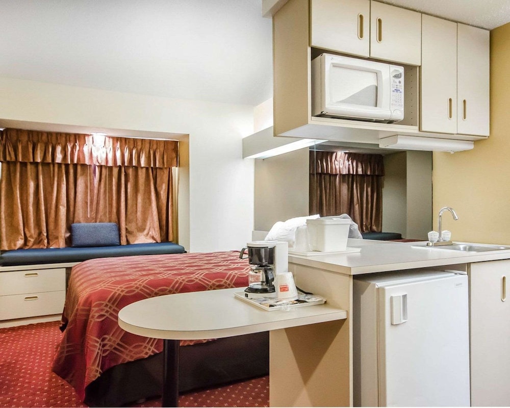 Econo Lodge Inn & Suites Evansville East 34/40