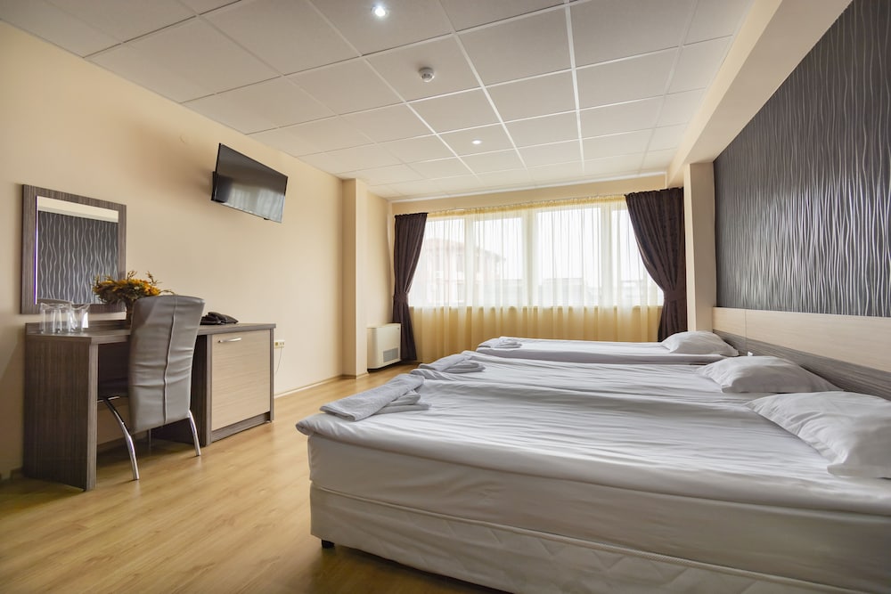 COMFORT, TRIPLE, CITY VIEW