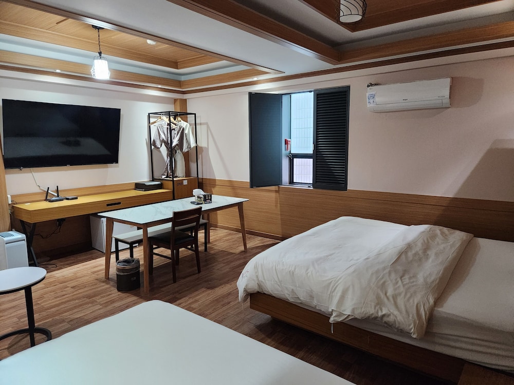 Central Plaza Hotel 25/50