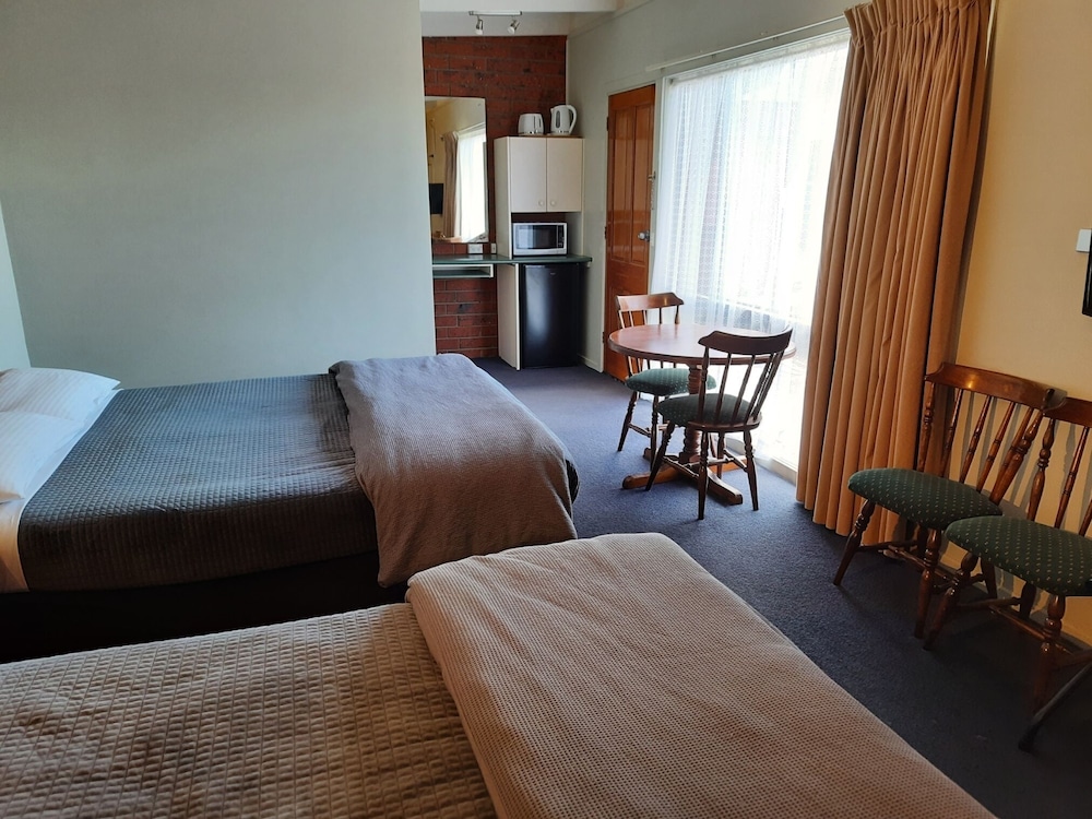 THE ABBOTSWOOD MOTOR INN 8/36