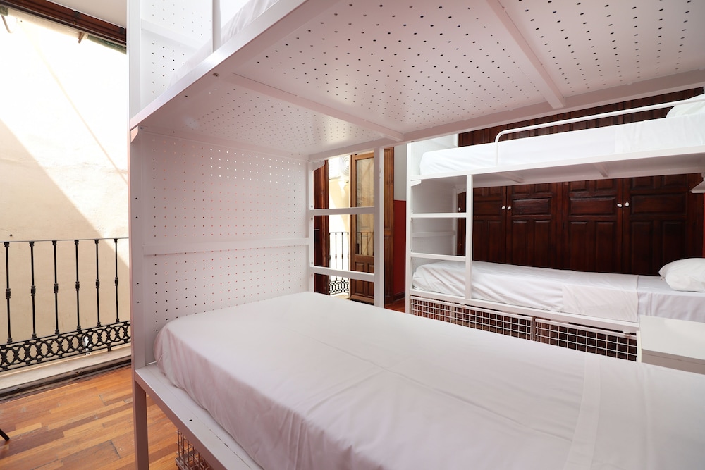 MIXED DORM, PRIVATE BATHROOM