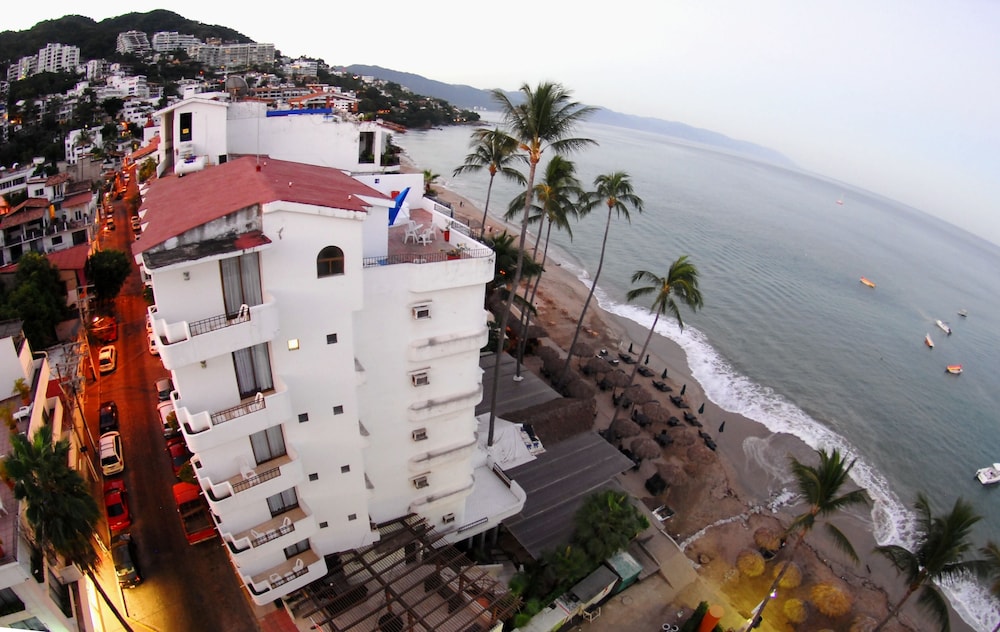 Emperador Vallarta Beachfront Hotel and Suites 4/74