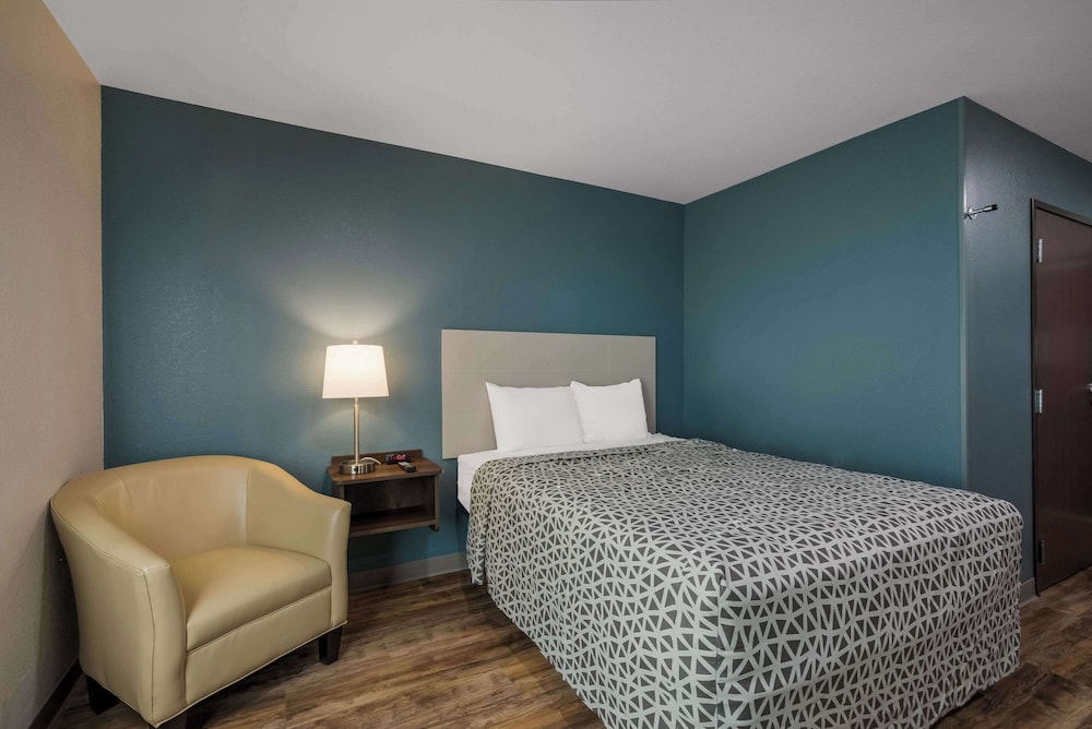 Standard, Queen Bed