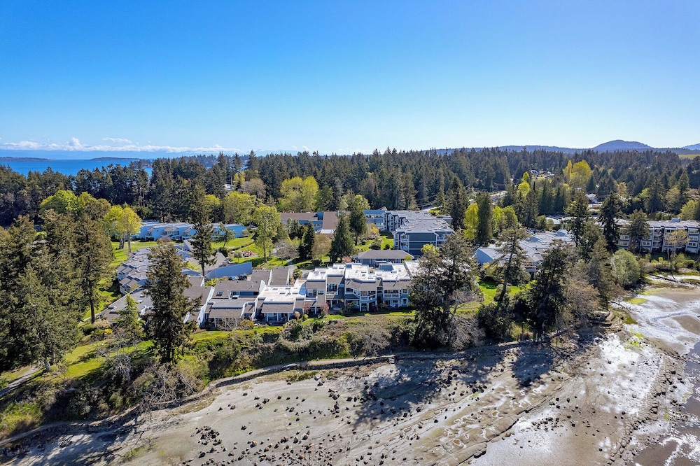 Pacific Shores Resort & Spa 37/48
