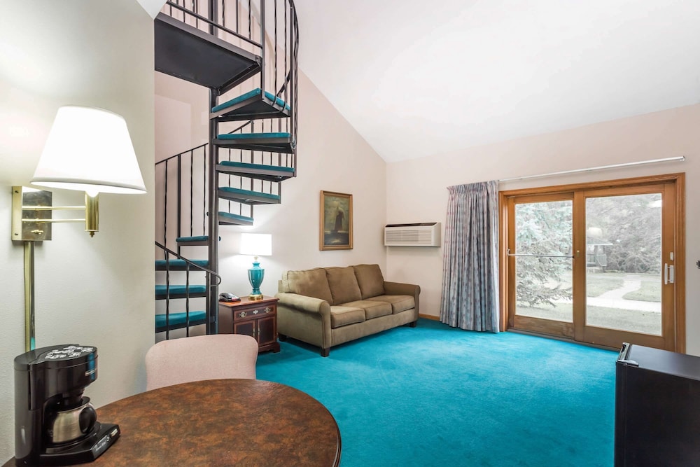 Baymont Inn and Suites by Wyndham Platteville 6/13