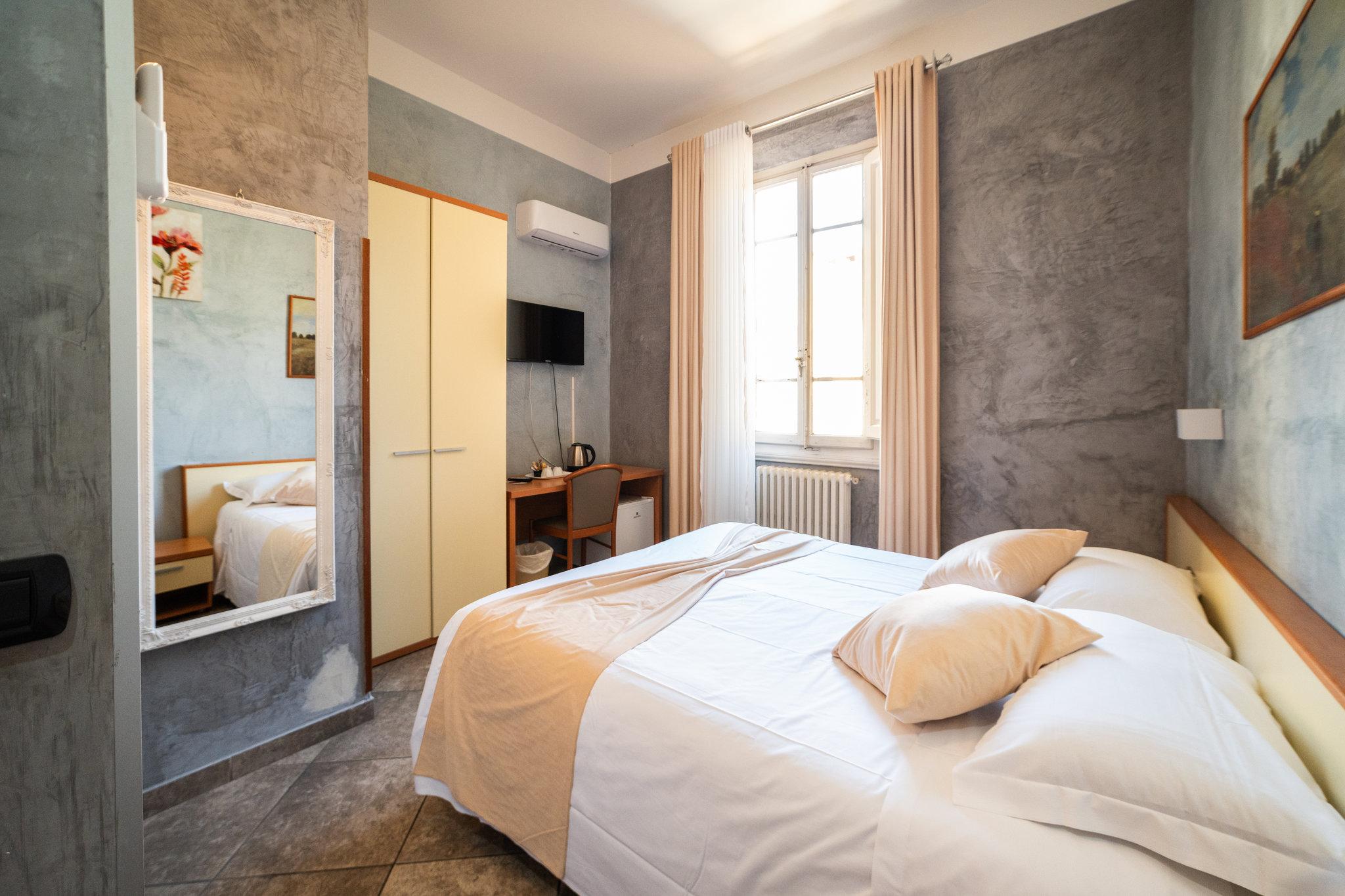 ROOM, DOUBLE BED