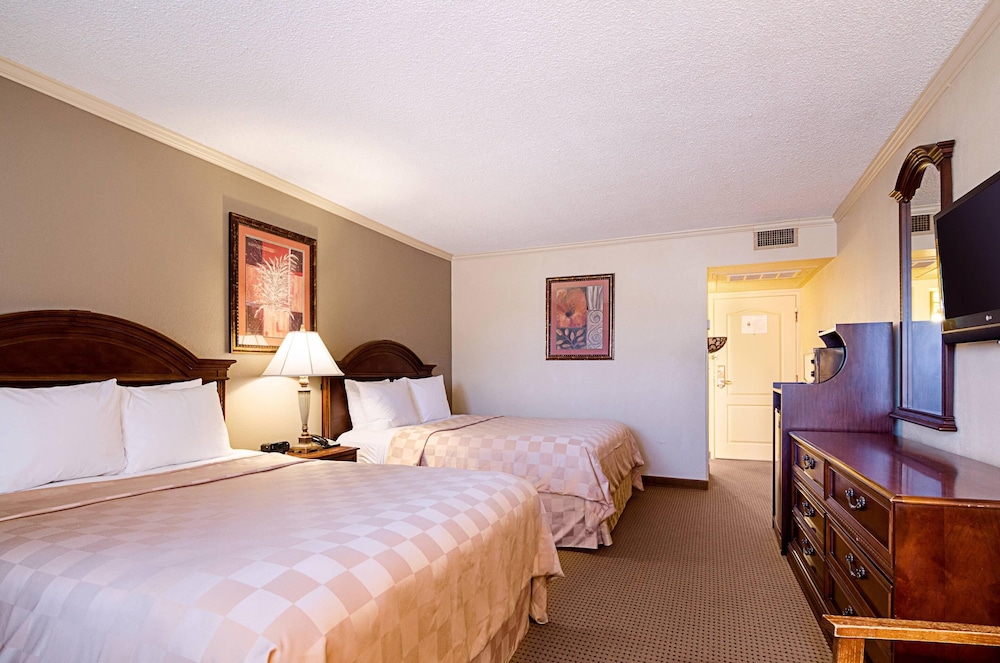 Room, 2 Queen Beds, Pool Side