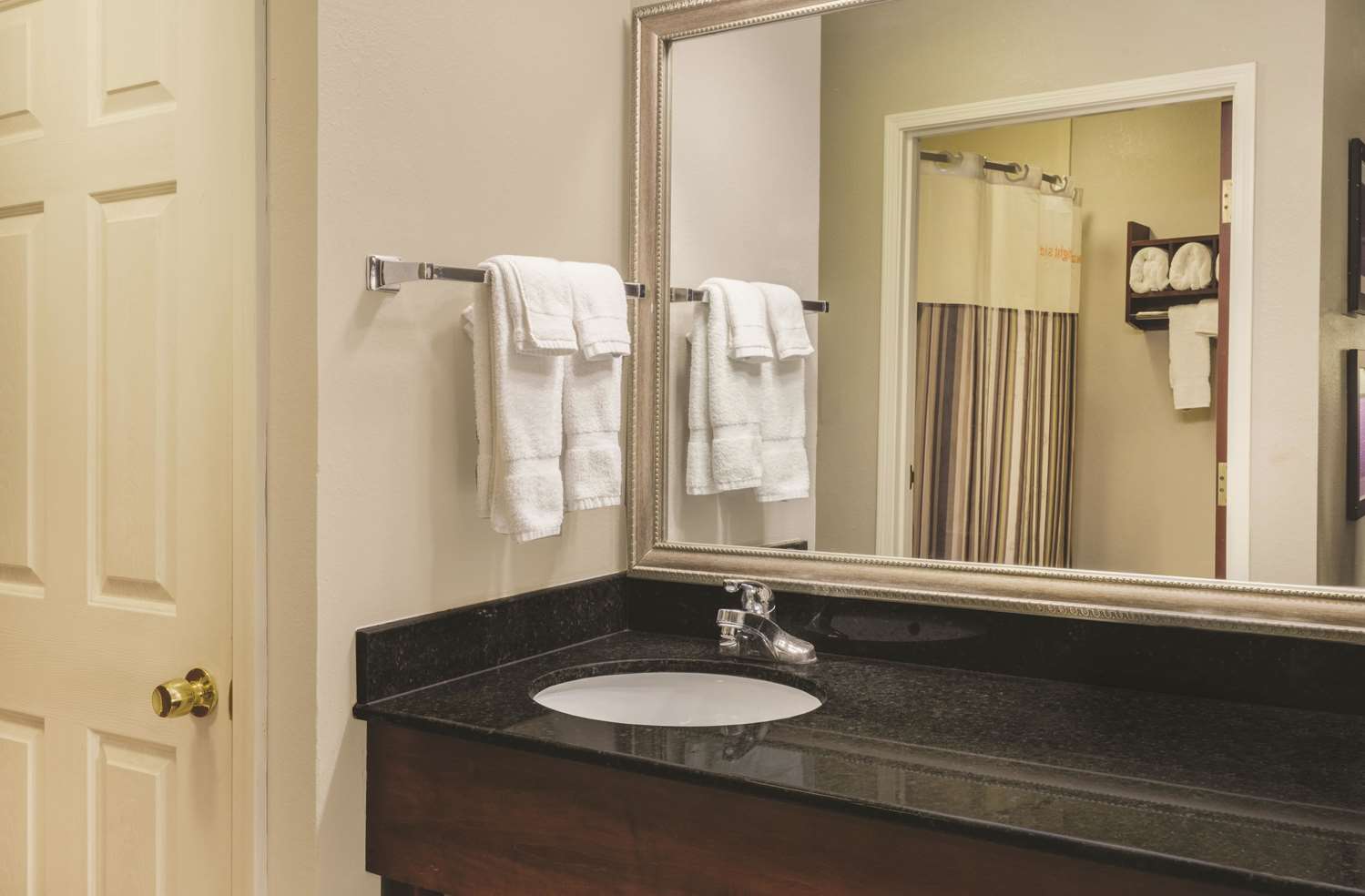 La Quinta Inn & Suites by Wyndham Louisville East 14/16