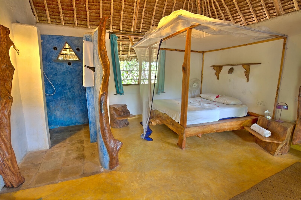 DISTANT RELATIVES ECOLODGE & BACKPACKERS 50/50