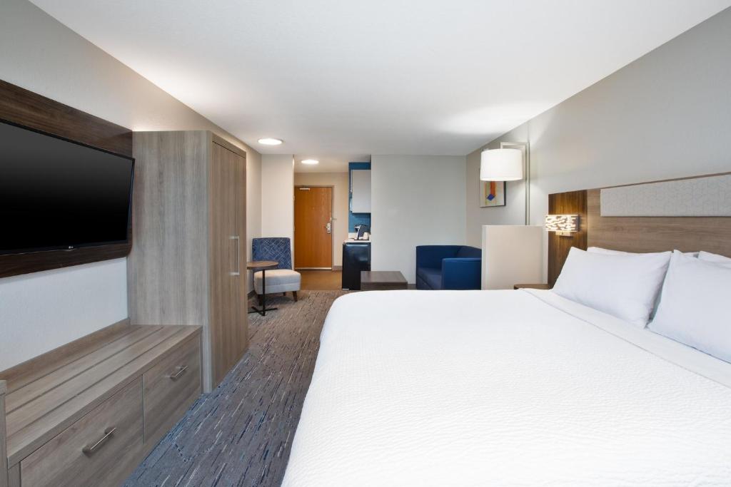 Room, King Bed, Holiday Inn Express Hotel And Suites Buffalo 2/5