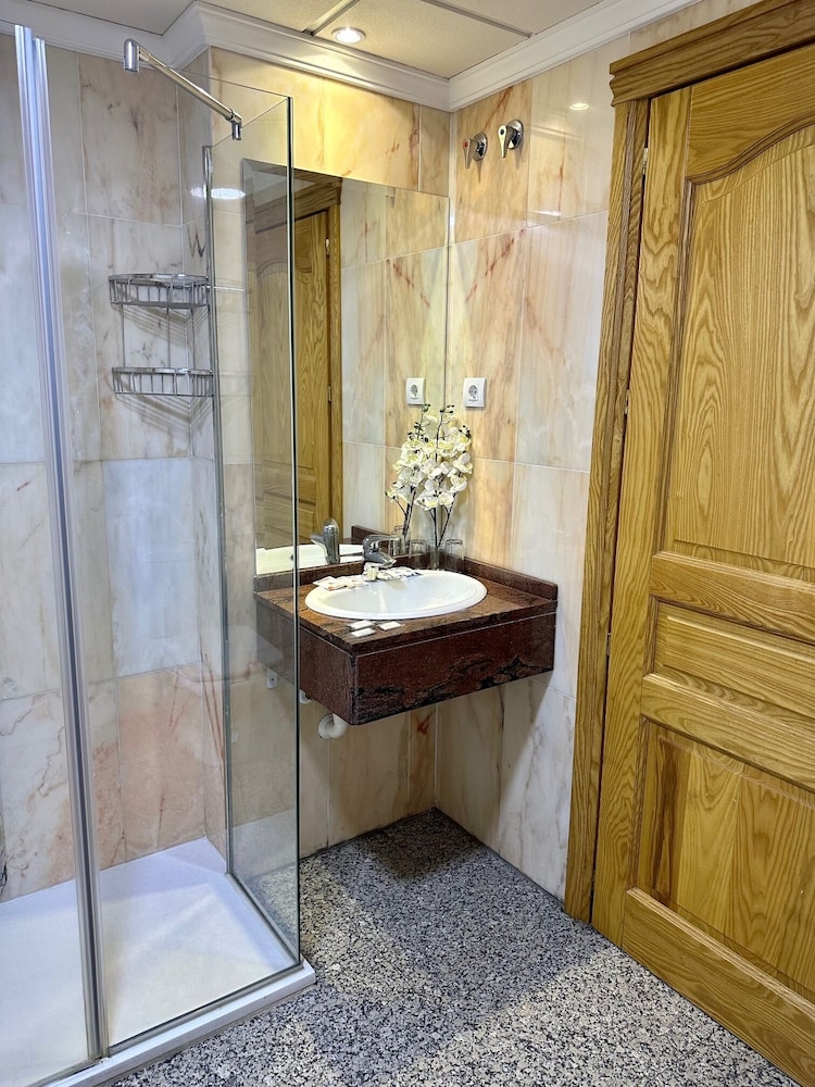 Reyesol Hotel 49/50