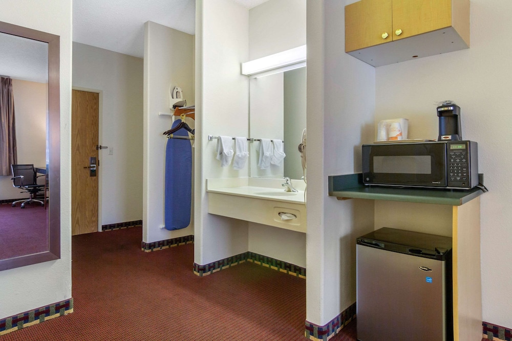 Spark by Hilton Lakewood Denver Southwest 34/54