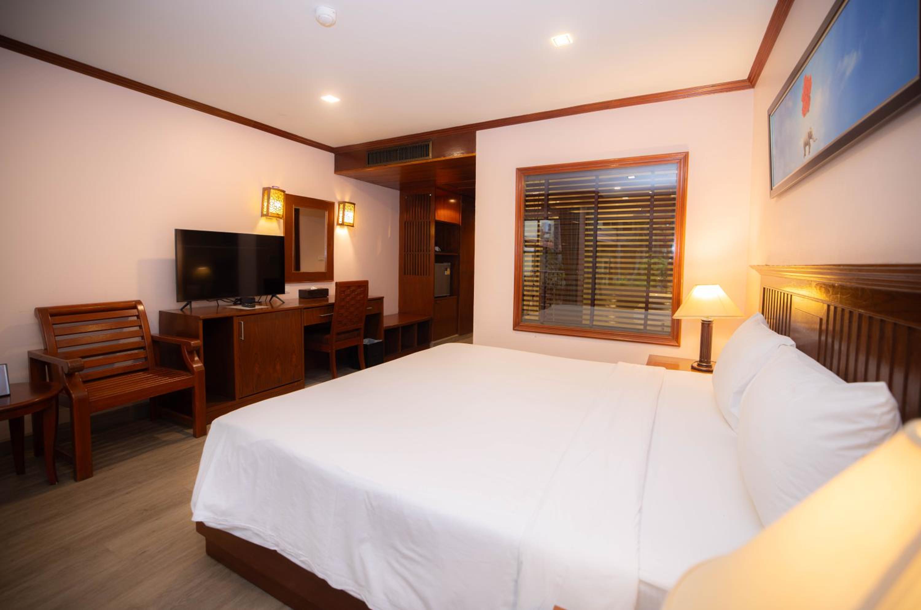 Room, King Bed, Pool Side, Pool Access