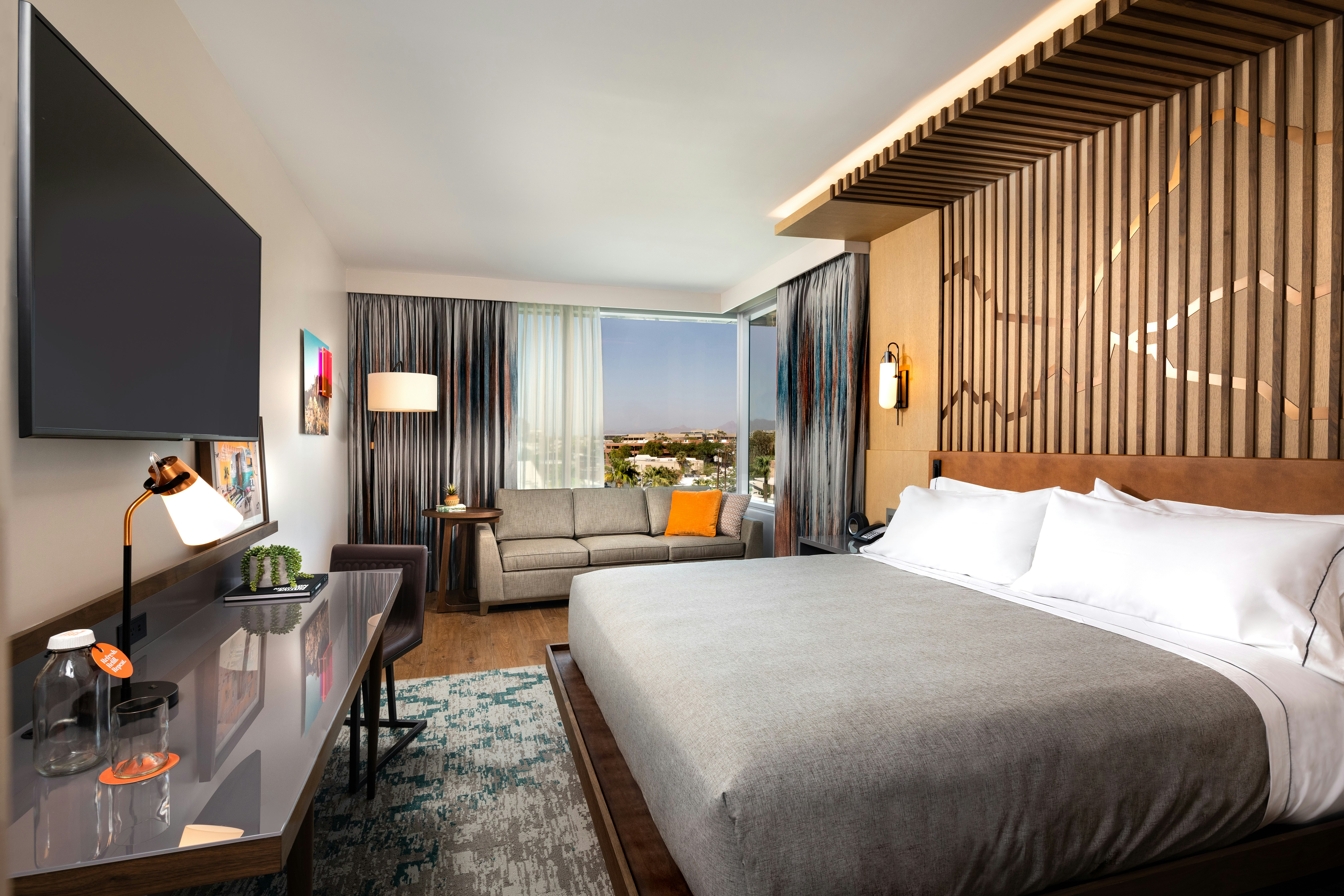 ROOM, KING BED, SOFA, CORNER