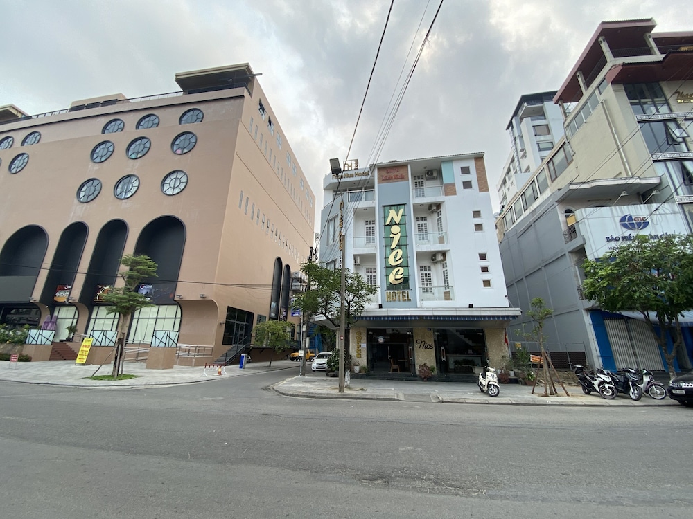 Nice Hue Hotel 8/50