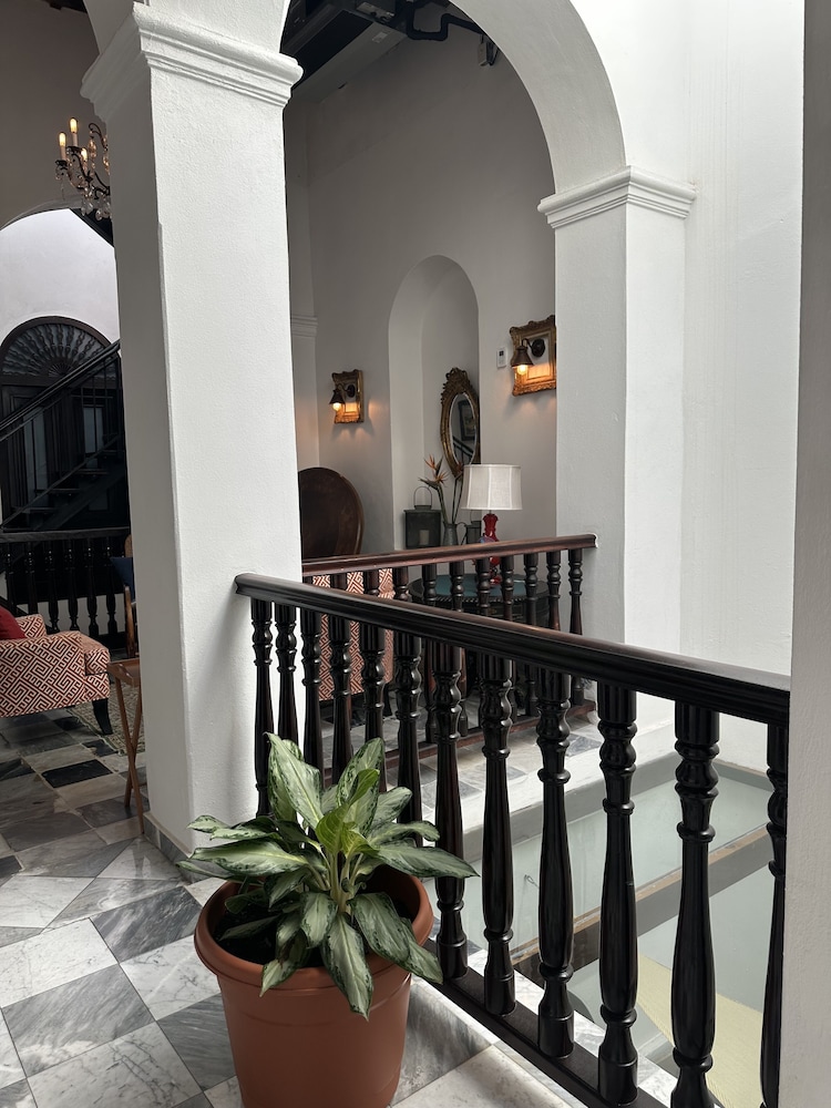 352 Guest House Hotel Boutique 8/50