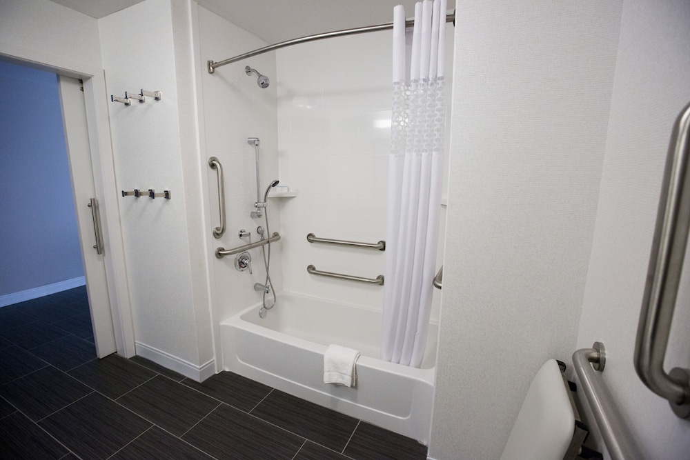 Hampton Inn Blue Ash Cincinnati Oh 23/35