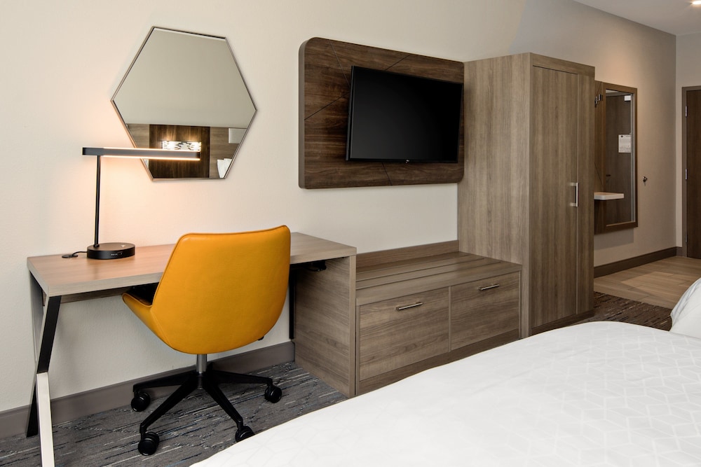 Holiday Inn Express and Suites Palm Desert Millennium 50/52