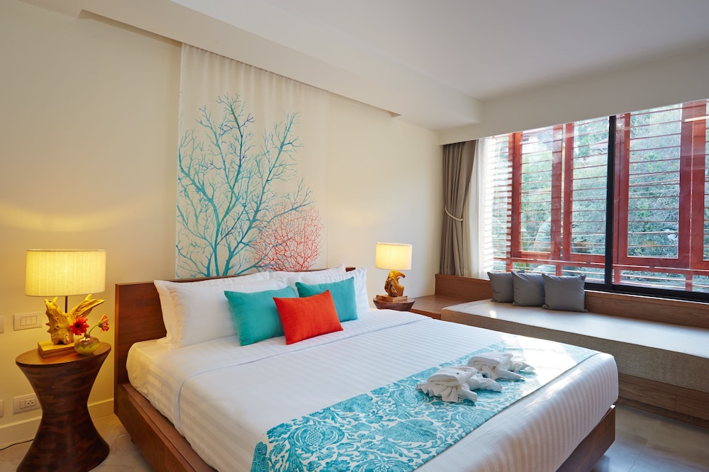 Bandara Beach Resort, Phuket 24/74