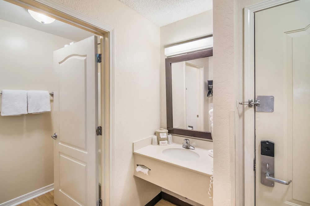 Red Roof Inn & Suites Pensacola East - Milton 11/39