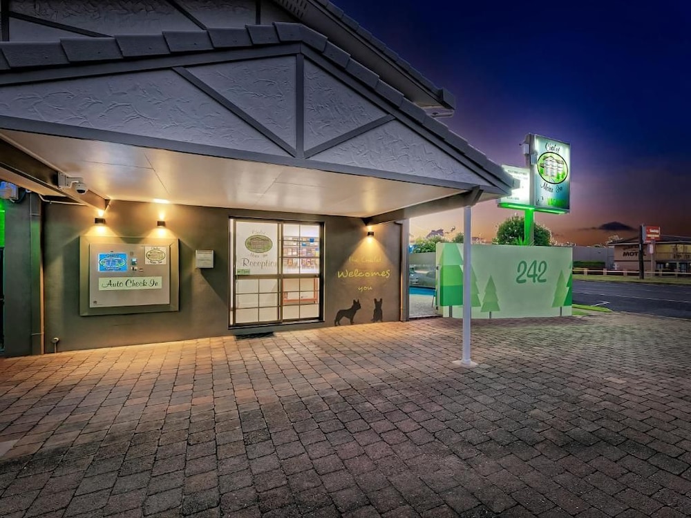 Chalet Motor Inn 37/41