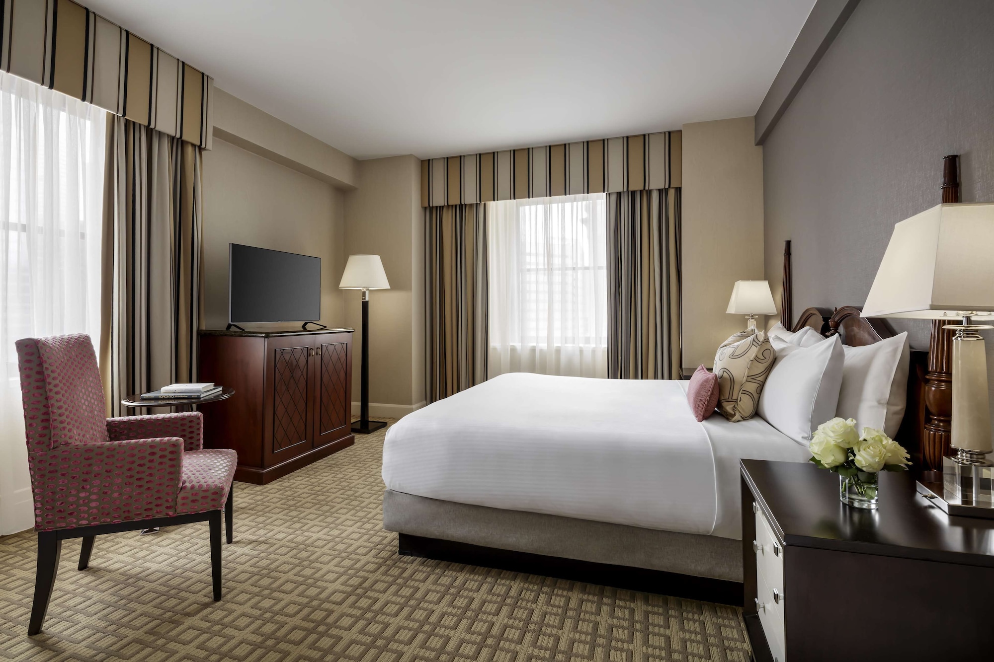 FAIRMONT, QUEEN BED