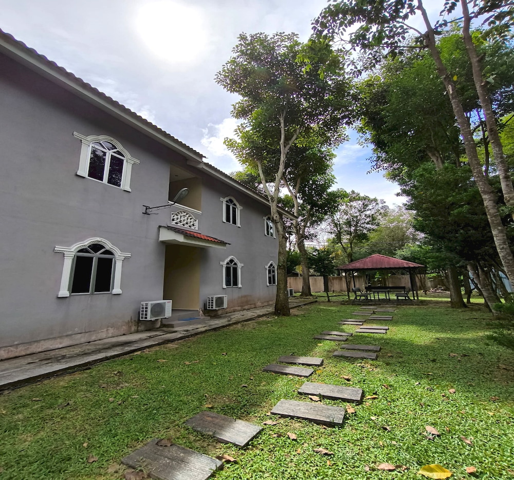 OYO 90906 Rumah Rehat Awana 40/45