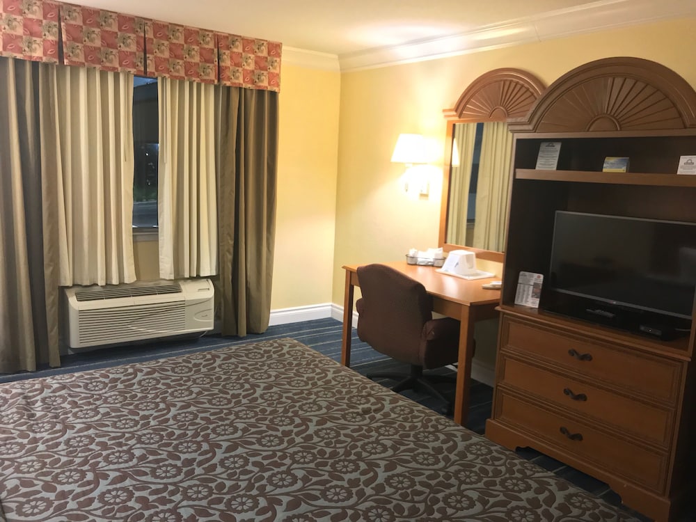 Days Inn by Wyndham San Antonio Airport 25/37
