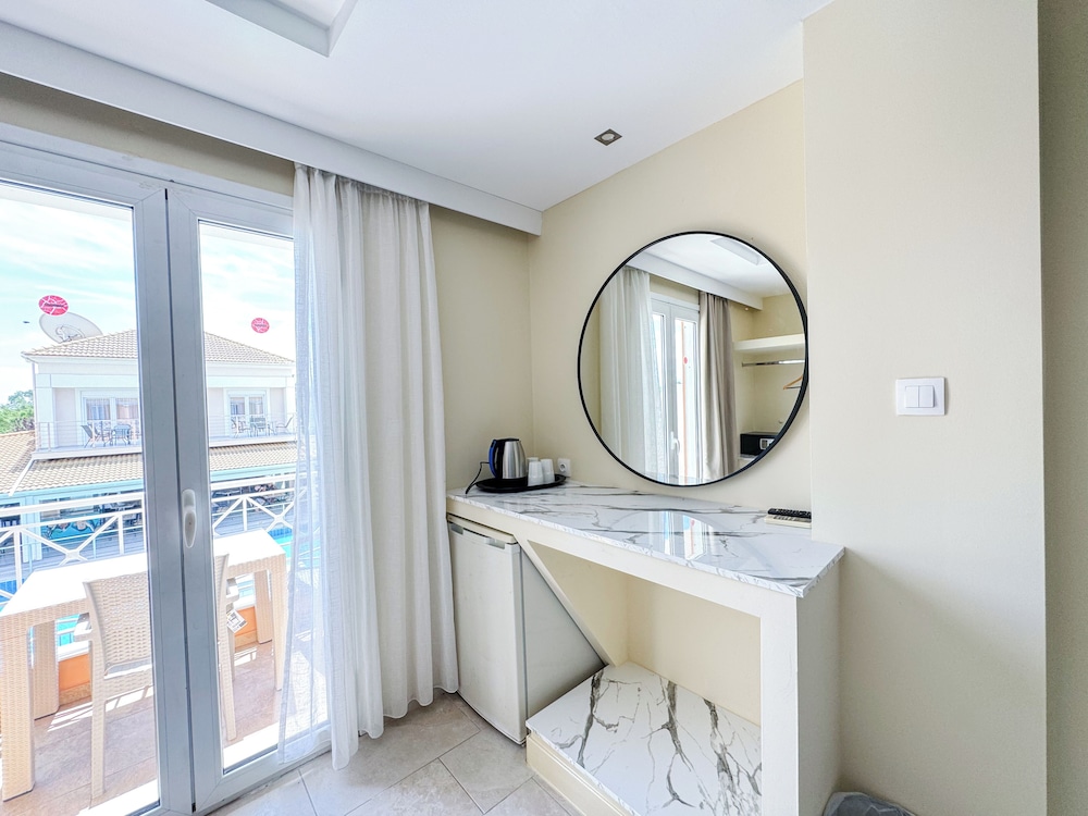 Kavos Plaza Hotel 50/50