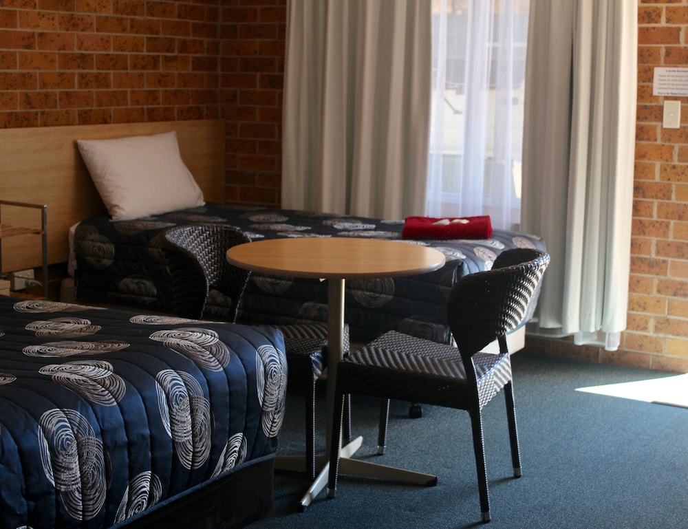 Town & Country Motor Inn 42/58