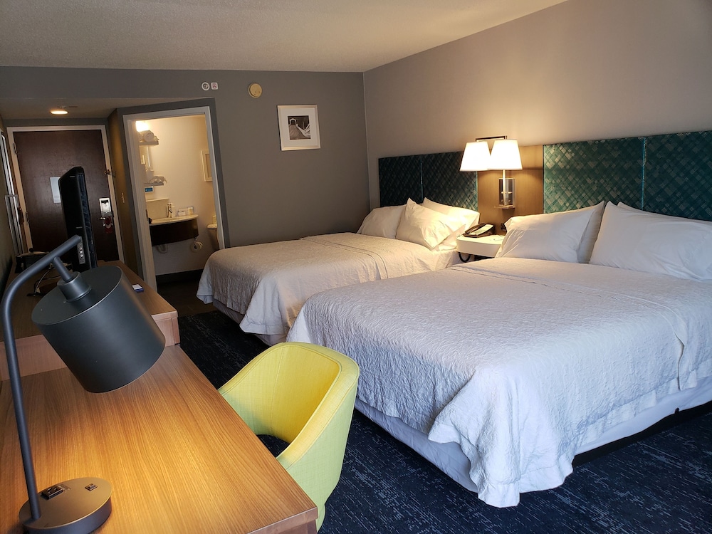 Hampton Inn Suites Newtown 29/57