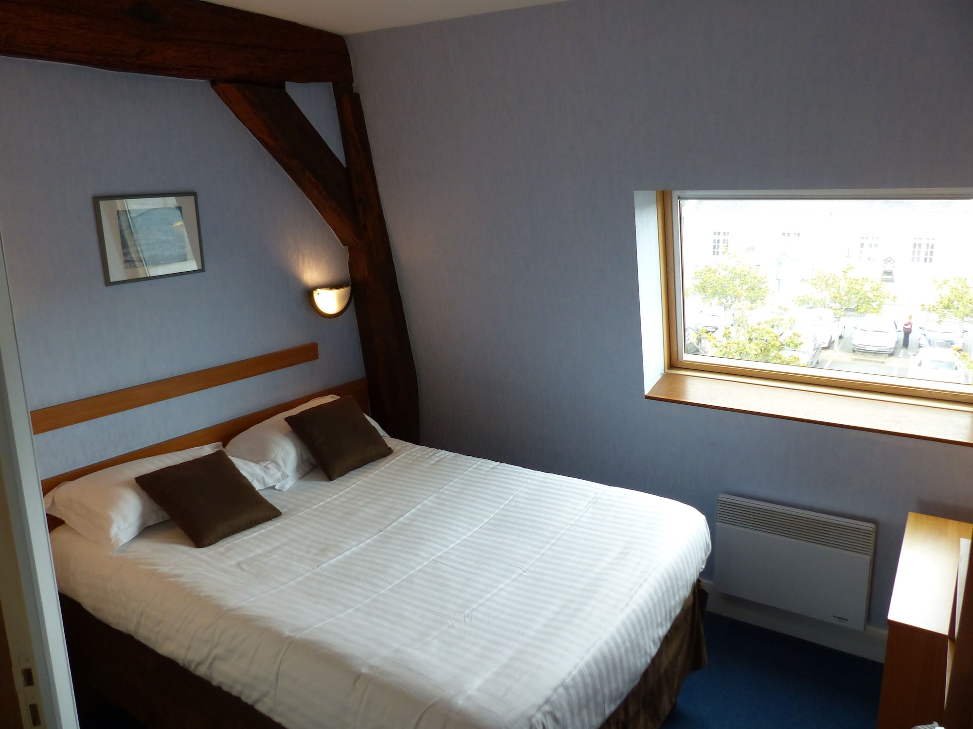 ECONOMY, QUEEN BED