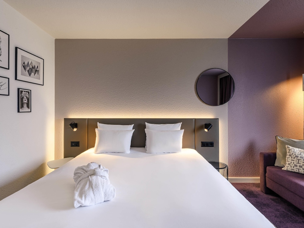 EXECUTIVE, QUEEN BED, SOFA