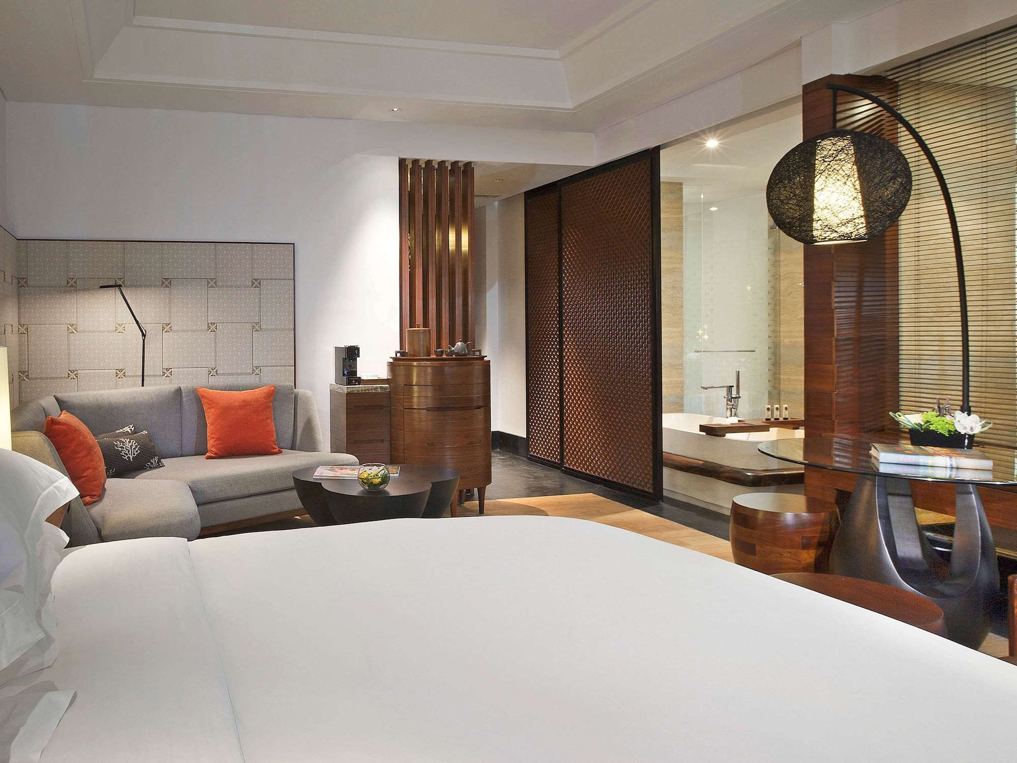 LUXURY, KING BED