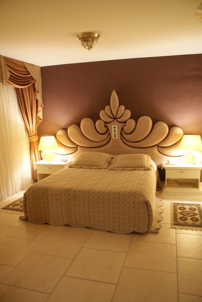 Hotel Del Rey 30/64