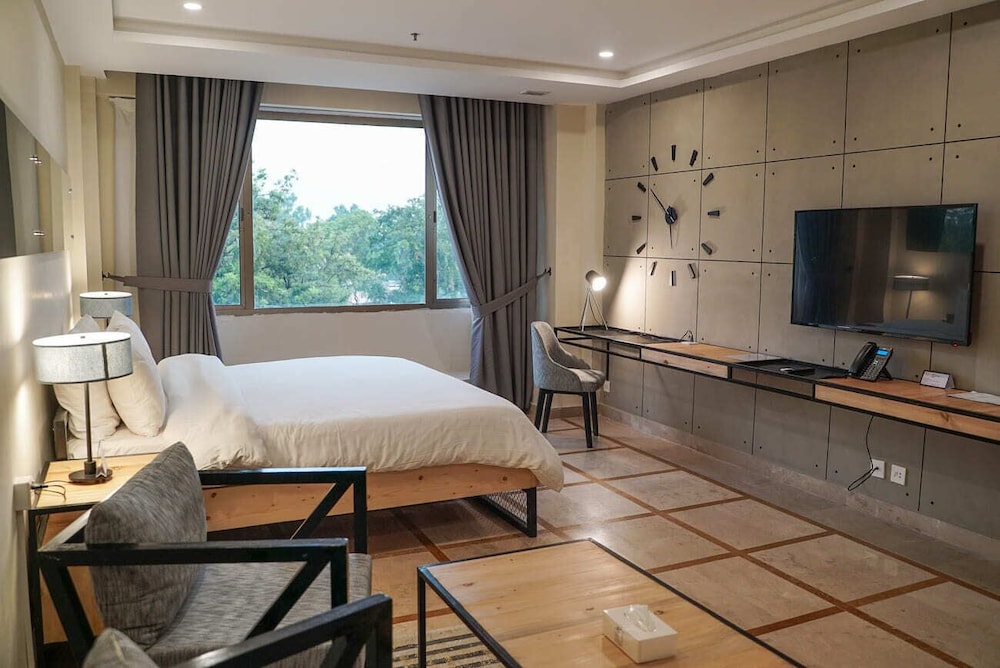 Roomy Signature Hotel 28/40