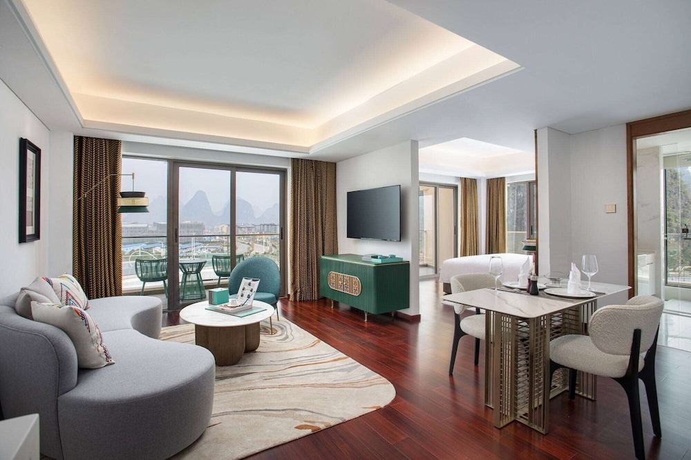 SUITE, KING BED, LAKE VIEW