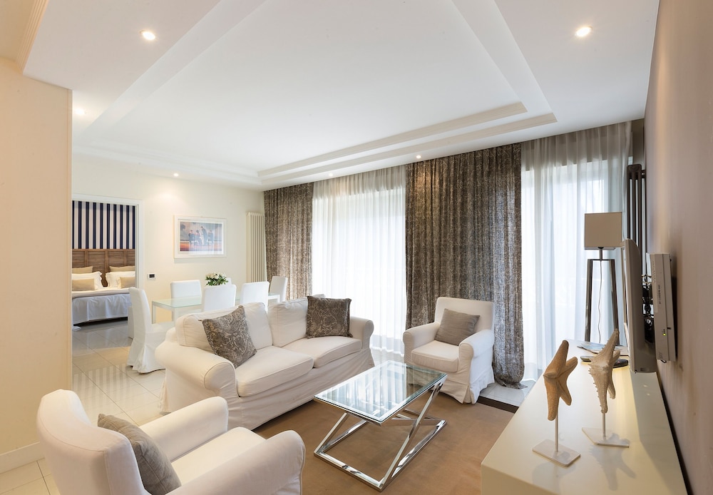شقة فاخرة بسريرين كوين بغرفتي نوم مع أريكة، Residence Charming Apartments 8/10