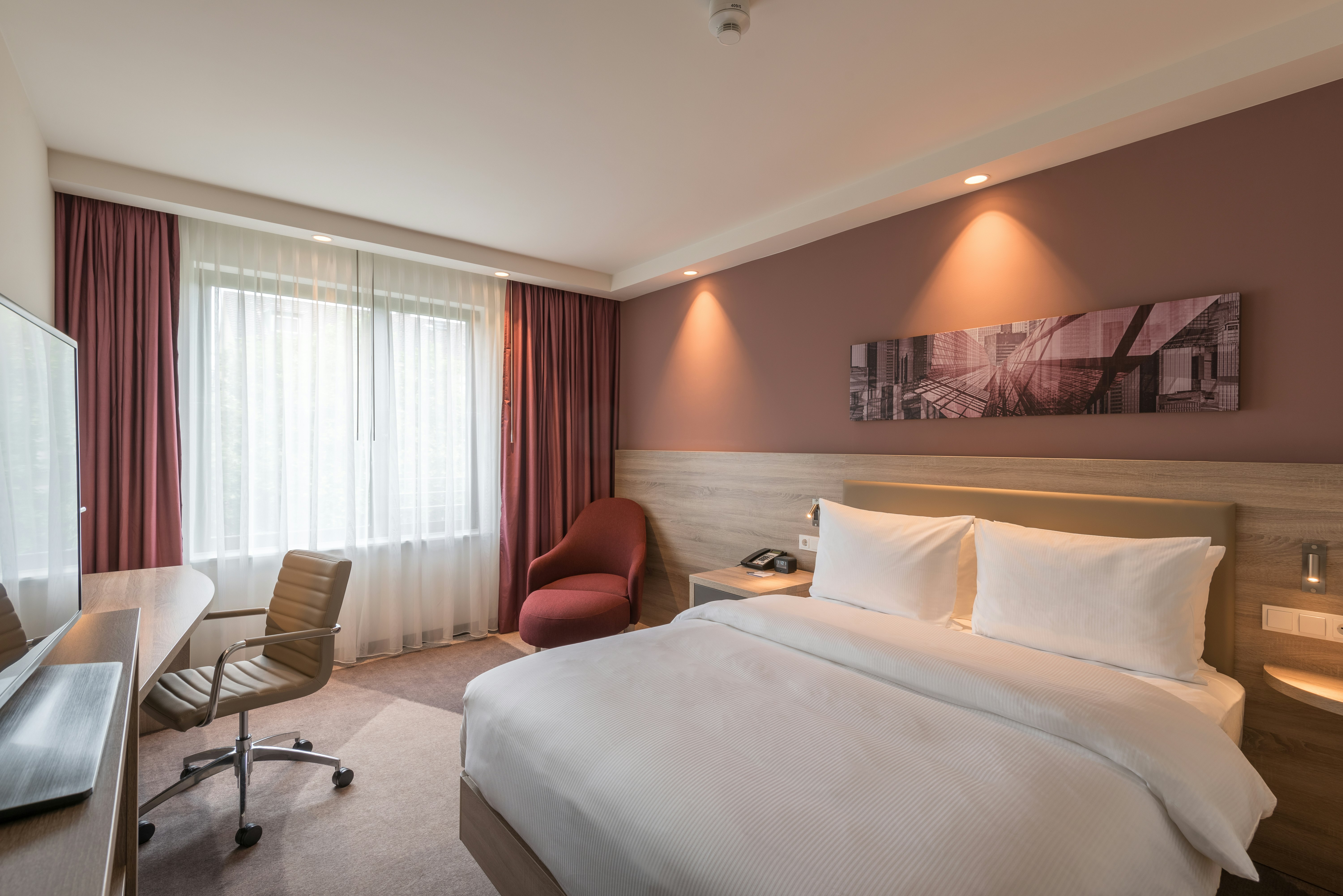 ROOM, QUEEN BED