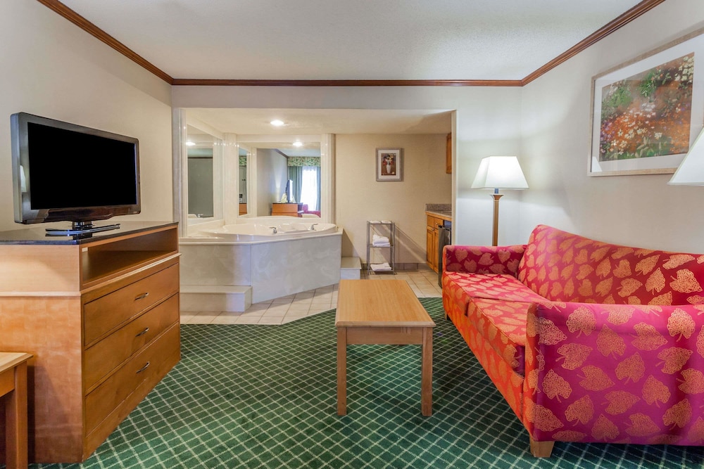 Days Inn & Suites by Wyndham Warren 26/38