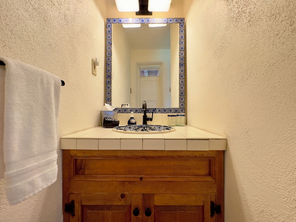 Old Taos Guesthouse Bed and Breakfast 68/69