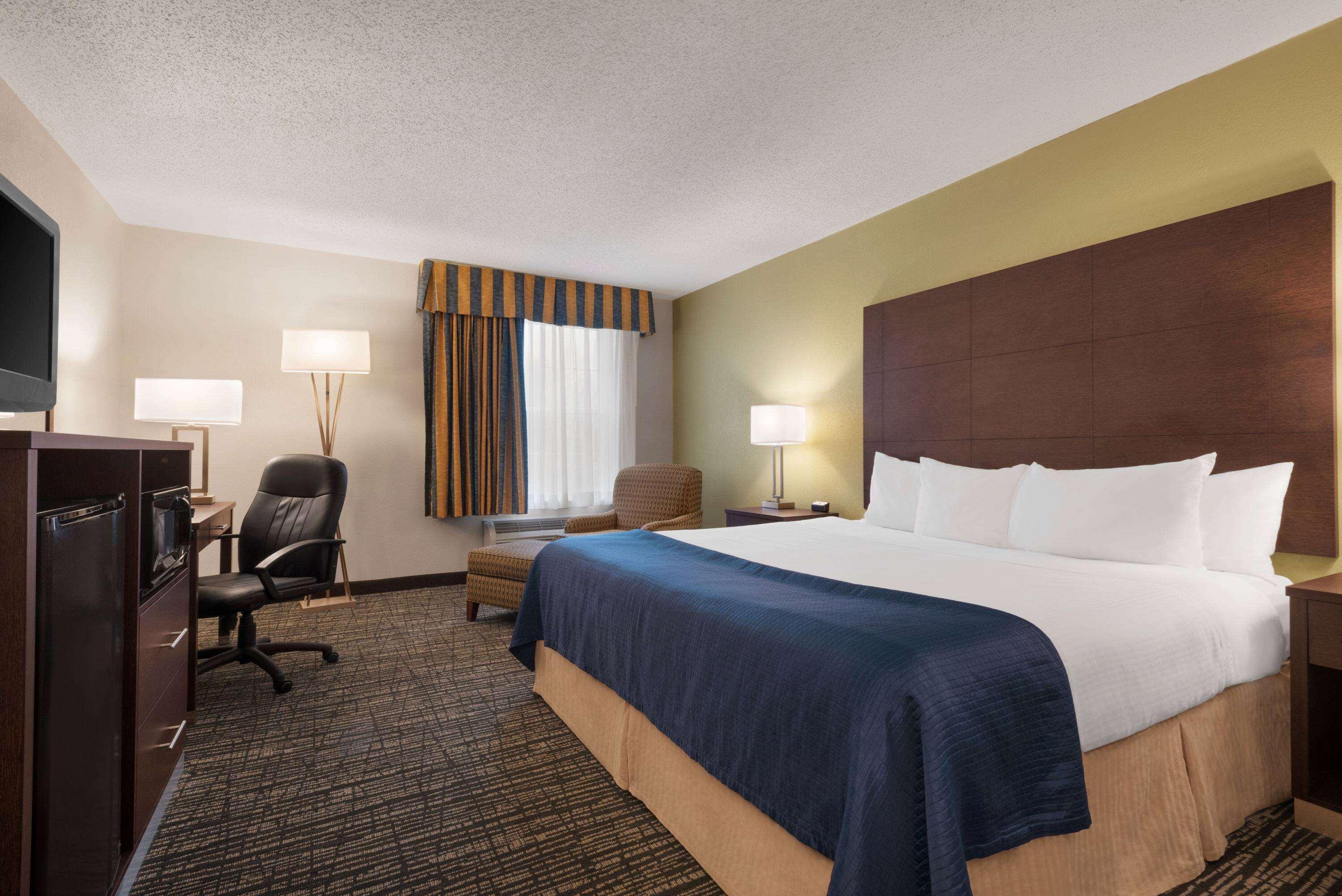 Deluxe, King Bed, Water Balcony View