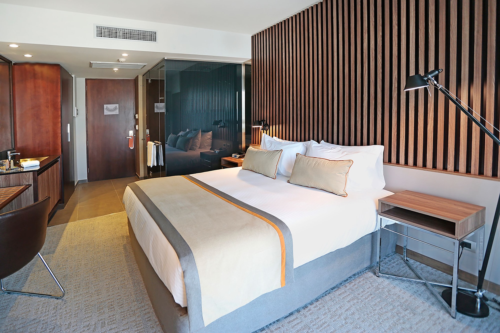 ROOM, KING BED