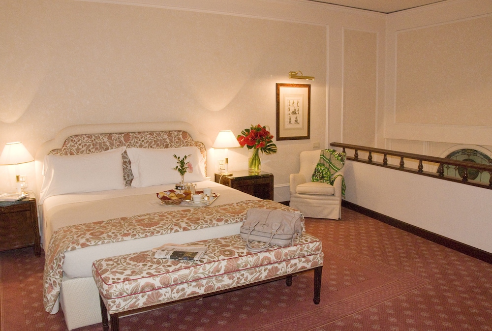 Hotel De La Ville 8/40