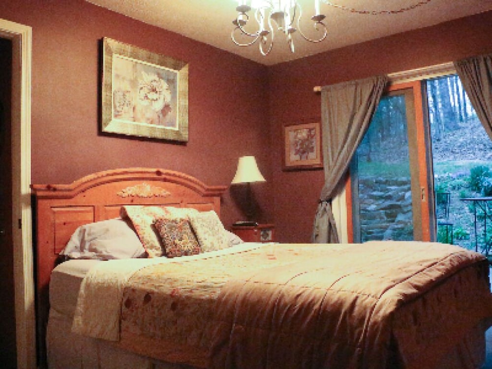 Lil Black Bear Inn 33/74