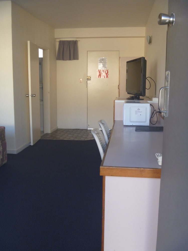 Mid City Motor Inn 47/64