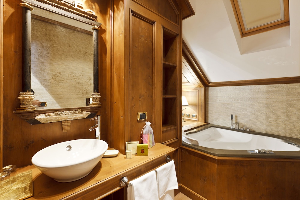 Ambra Cortina Luxury Fashion Boutique Hotel 53/55