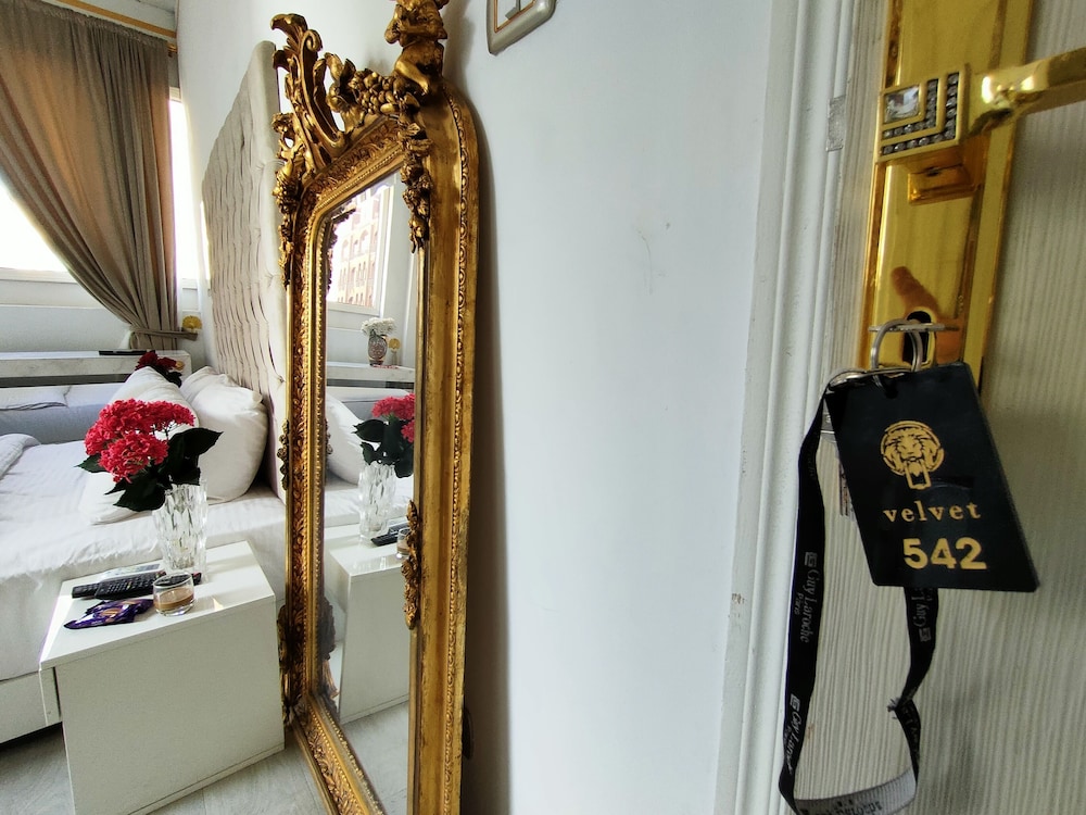 Hotel Velvet 1889 30/37